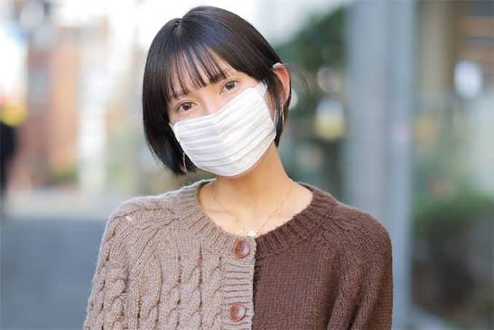 マスク姿で活動していた頃の丸の内OLレイナ