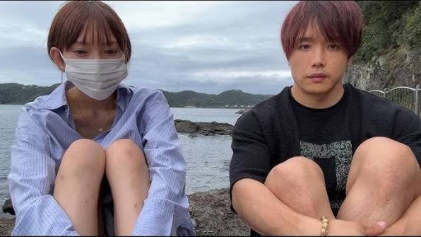 海辺で共演者と並ぶ丸の内OLレイナ